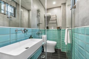 Habitación doble estándar | Baño | Regadera, secadora de cabello, pantuflas, toallas 