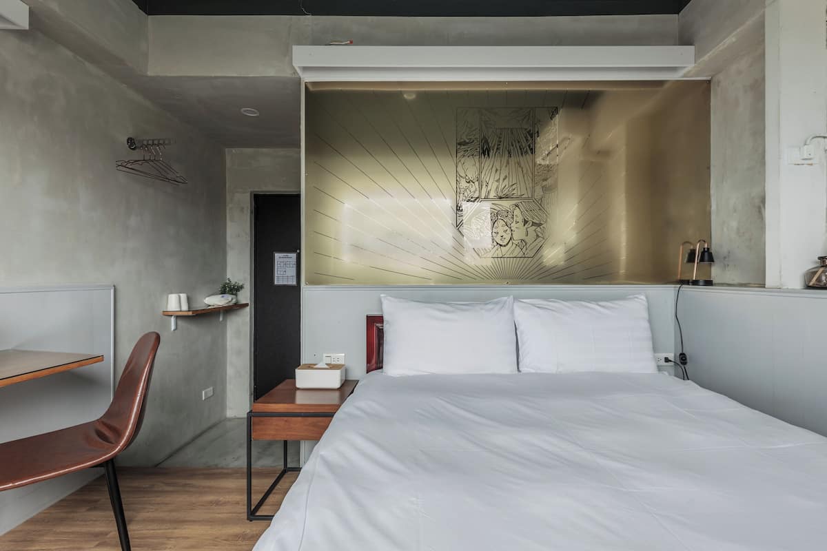 Escritorio, cortinas blackout, wifi gratis y ropa de cama
