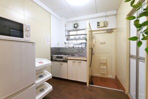 1 Bedroom Apartment | Private kitchenette | Mini-fridge, microwave, electric kettle - Pebliss Kurenai No.2 (Tokyo)
