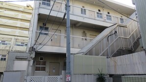 A multi-story building with balconies, a staircase, and a gated entrance. - Pebliss Kurenai No.2 (Tokyo)