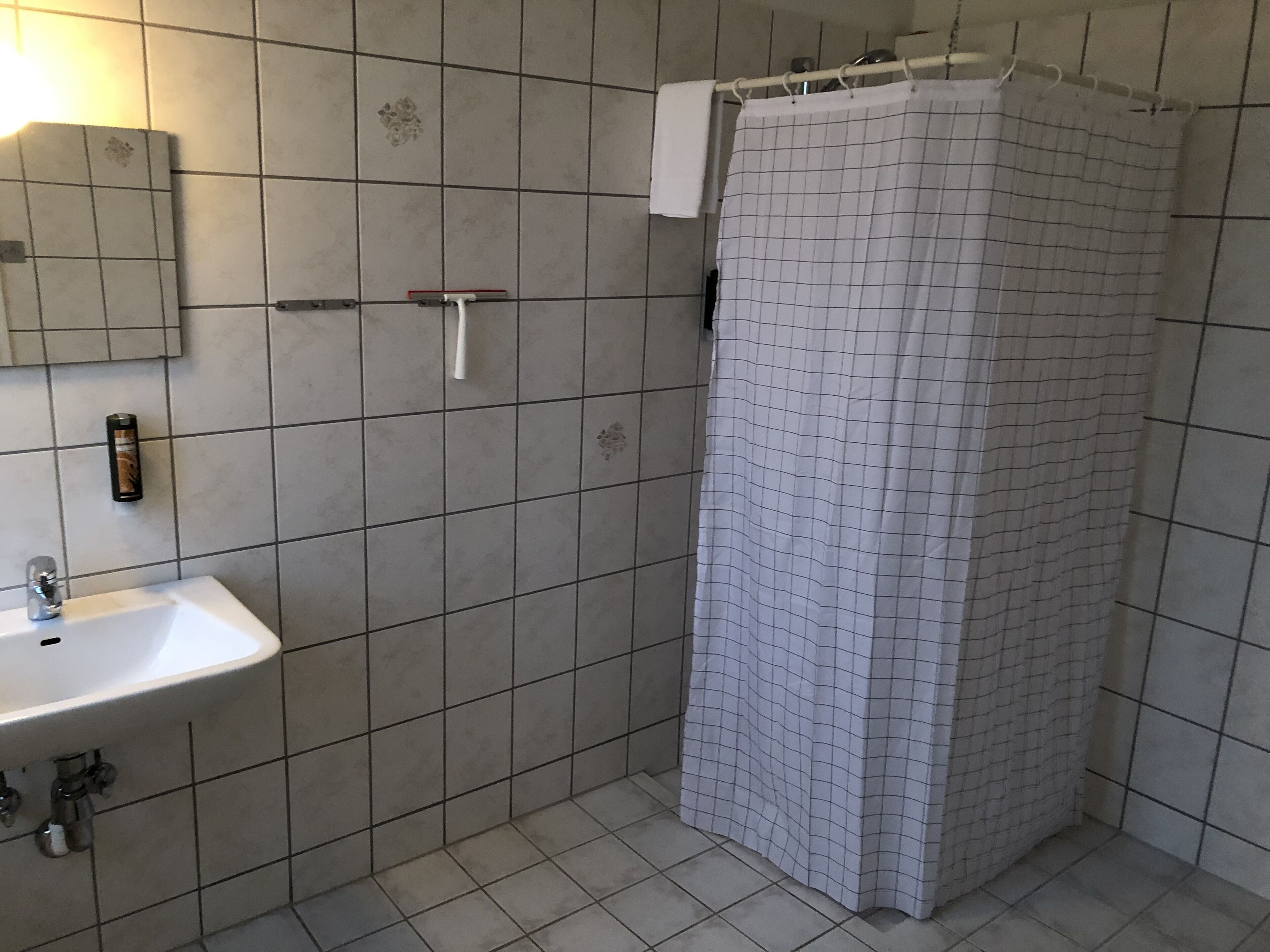 comfort apartment | bathroom | shower, towels