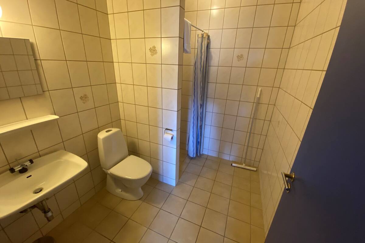 family room | bathroom | shower, towels