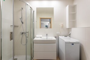 Dusche, Haartrockner, Handtücher, Seife