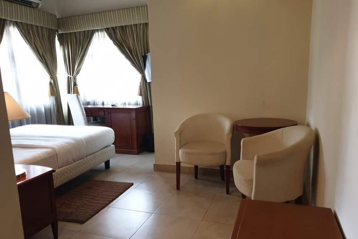 Standard Suite | Desk, laptop workspace, blackout drapes, free WiFi