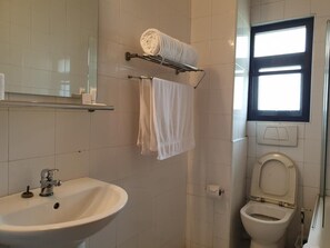 Een douche, gratis toiletartikelen, handdoeken