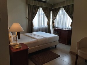 Deluxe kamer | Een bureau, een laptopwerkplek, verduisterende gordijnen, gratis wifi