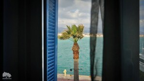 高档床上用品、记忆海绵床垫、特色装修、办公桌