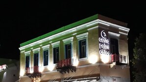 A building with a sign reading "COSTA POINT CHICOS".