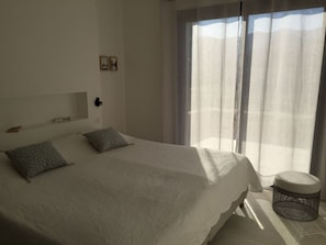 2 bedrooms, iron/ironing board, WiFi