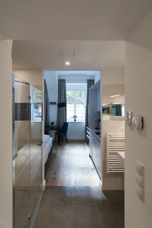 Exquisitely Designed Home near Belvedere | Living area | 42-inch Smart TV with digital channels, TV - easy-flat Belvedere - Central Apartments with AC (Vienna)