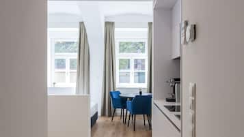 Relax in a Luxurious, Modern home near Belvedere | Woonruimte | Een 42-inch smart-tv met digitale zenders en een televisie