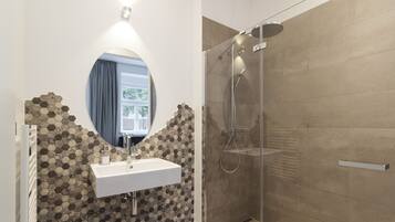 Luxurious, Conceptual home near Belvedere | Bathroom | Shower, hair dryer, towels, soap