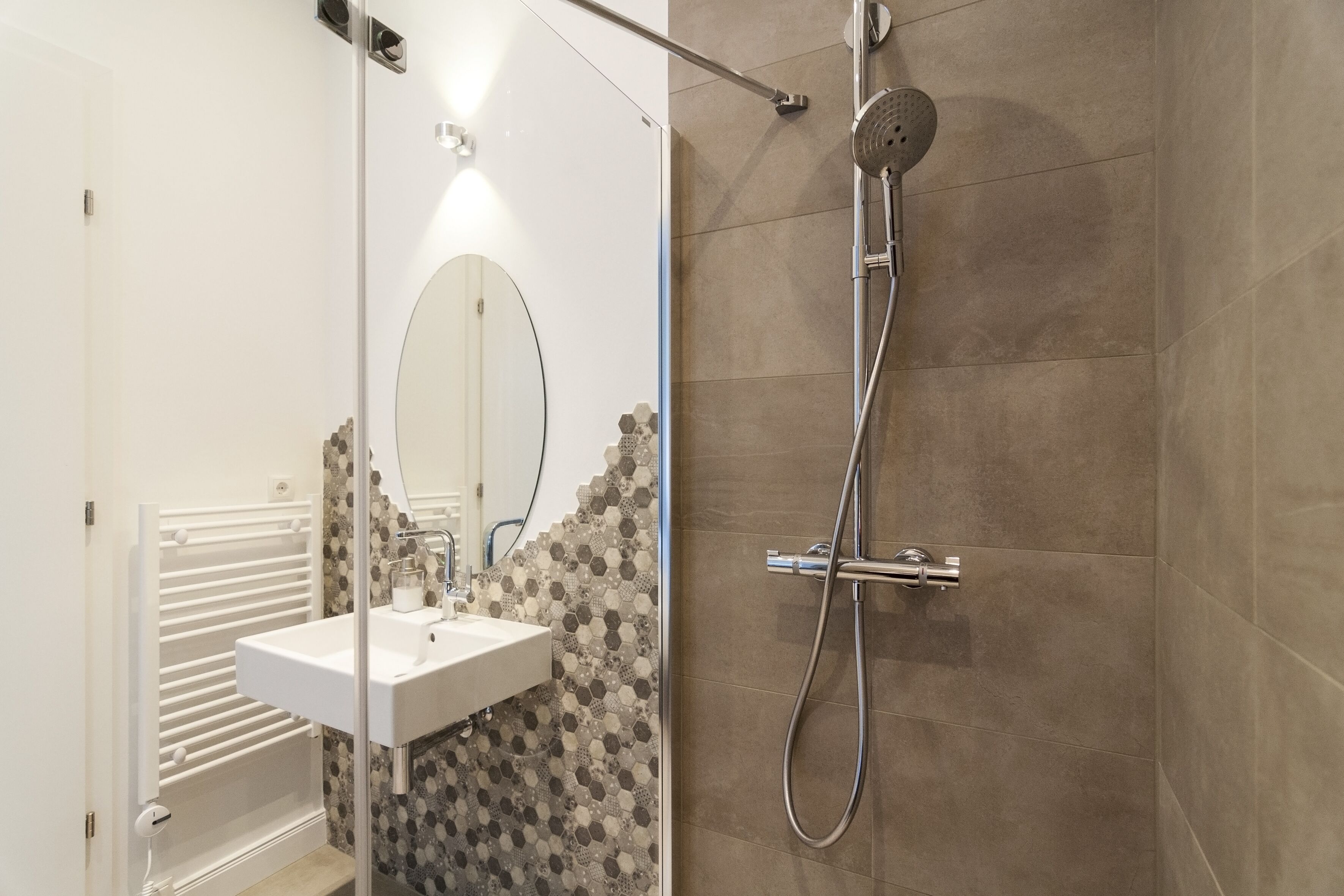 Luxurious, Conceptual home near Belvedere | Bathroom | Shower, hair dryer, towels, soap
