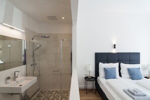 Relax in a Luxurious, Modern home near Belvedere | Living area | 42-inch Smart TV with digital channels, TV - easy-flat Belvedere - Central Apartments with AC (Vienna)