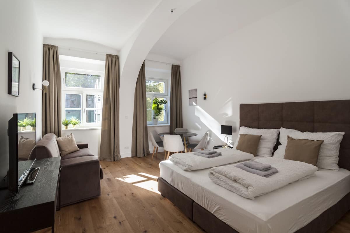 Quiet, Relaxing Studio close to Belvedere | 1 bedroom, desk, blackout curtains, iron/ironing board