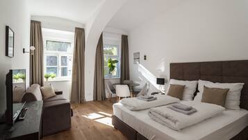 Quiet, Relaxing Studio close to Belvedere | 1 bedroom, desk, blackout drapes, iron/ironing board