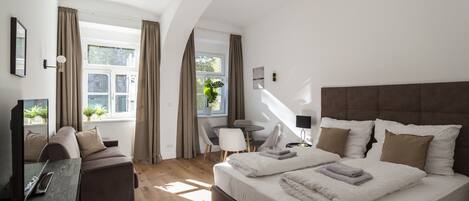 Appartement | Een bureau, verduisterende gordijnen, een strijkplank/strijkijzer