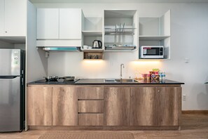 Kühlschrank, Mikrowelle, Herdplatte, Wasserkocher