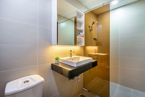 Douche, douche à « effet pluie », articles de toilette gratuits