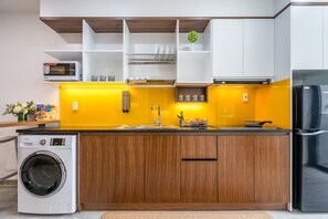 Kühlschrank, Mikrowelle, Herdplatte, Wasserkocher