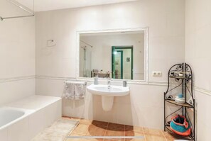 Baignoire, sèche-cheveux, serviettes fournies, savon
