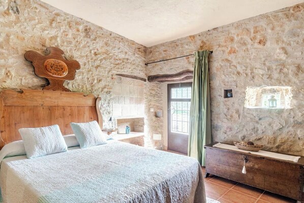 3 habitaciones, escritorio y tabla de planchar con plancha 