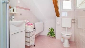 Quarto conforto (5) | Banheiro | Chuveiro, secador de cabelo, toalhas de banho, sabonete