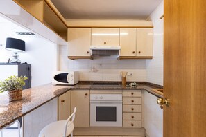 Een koelkast, een microgolfoven, een oven