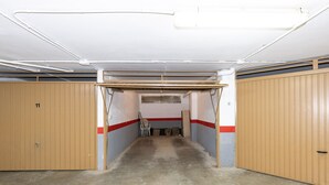 A corridor with lockers, a chair, and a door marked with the number 11. - Beachfront Apartment for 4 people with Air Conditioner - UHC TXINGUDI 139 (Cambrils)