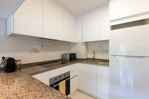 Wasserkocher mit Kaffee-/Teezubehör, Kühlschrank, Mikrowelle, Ofen