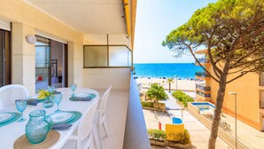Unclassified image, 2 of 20, button - Beachfront Apartment for 4 people with Air Conditioner - UHC TXINGUDI 139 (Cambrils)