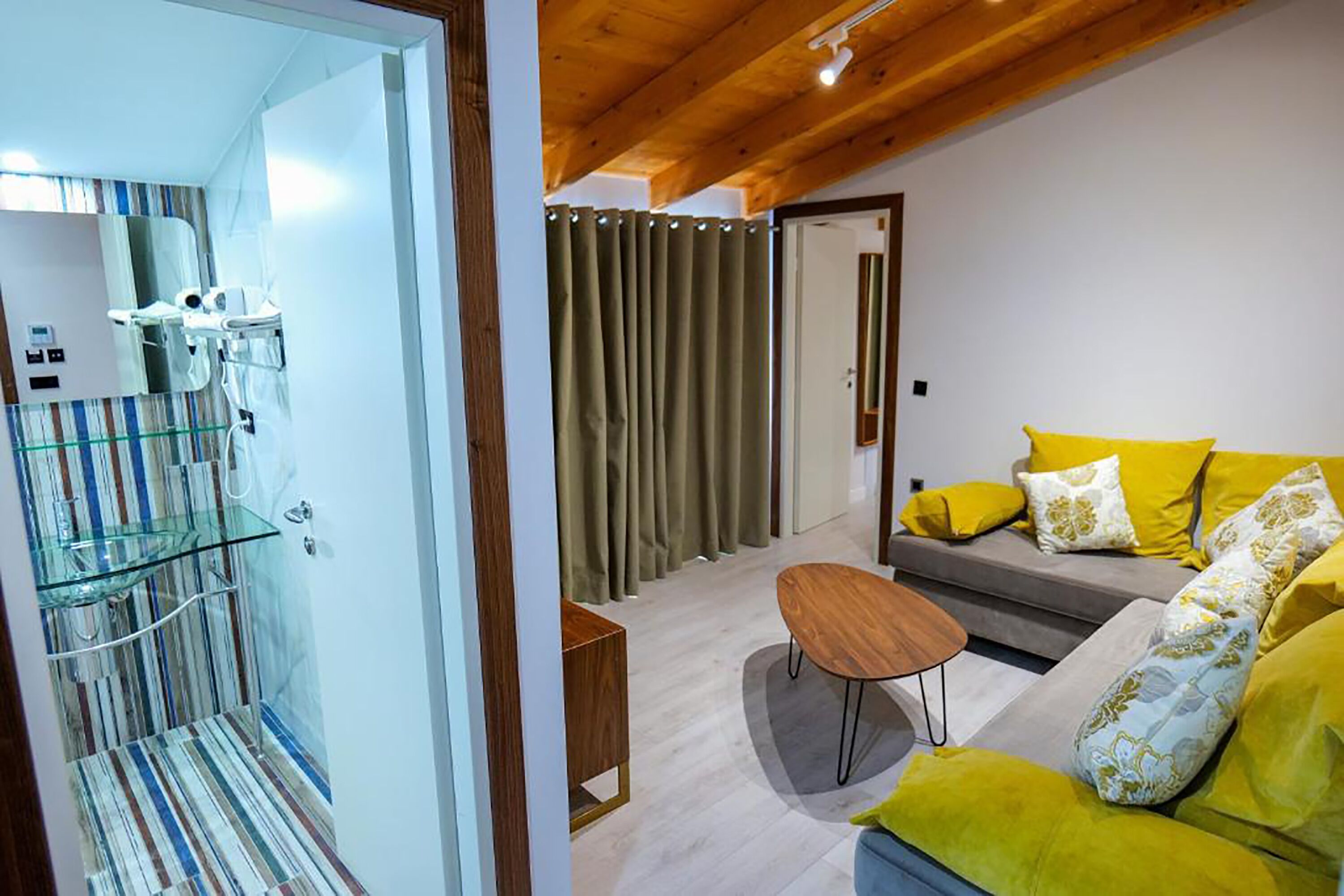 Junior Suite | Minibar, in-room safe, desk, blackout drapes