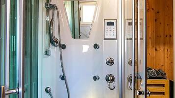 Suite, Sauna | Bar mini, peti besi dalam bilik, meja, langsir/tirai gelap terus