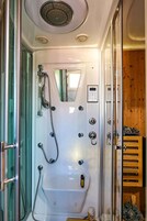 Suite, sauna | Minibar, caja fuerte, escritorio y cortinas opacas