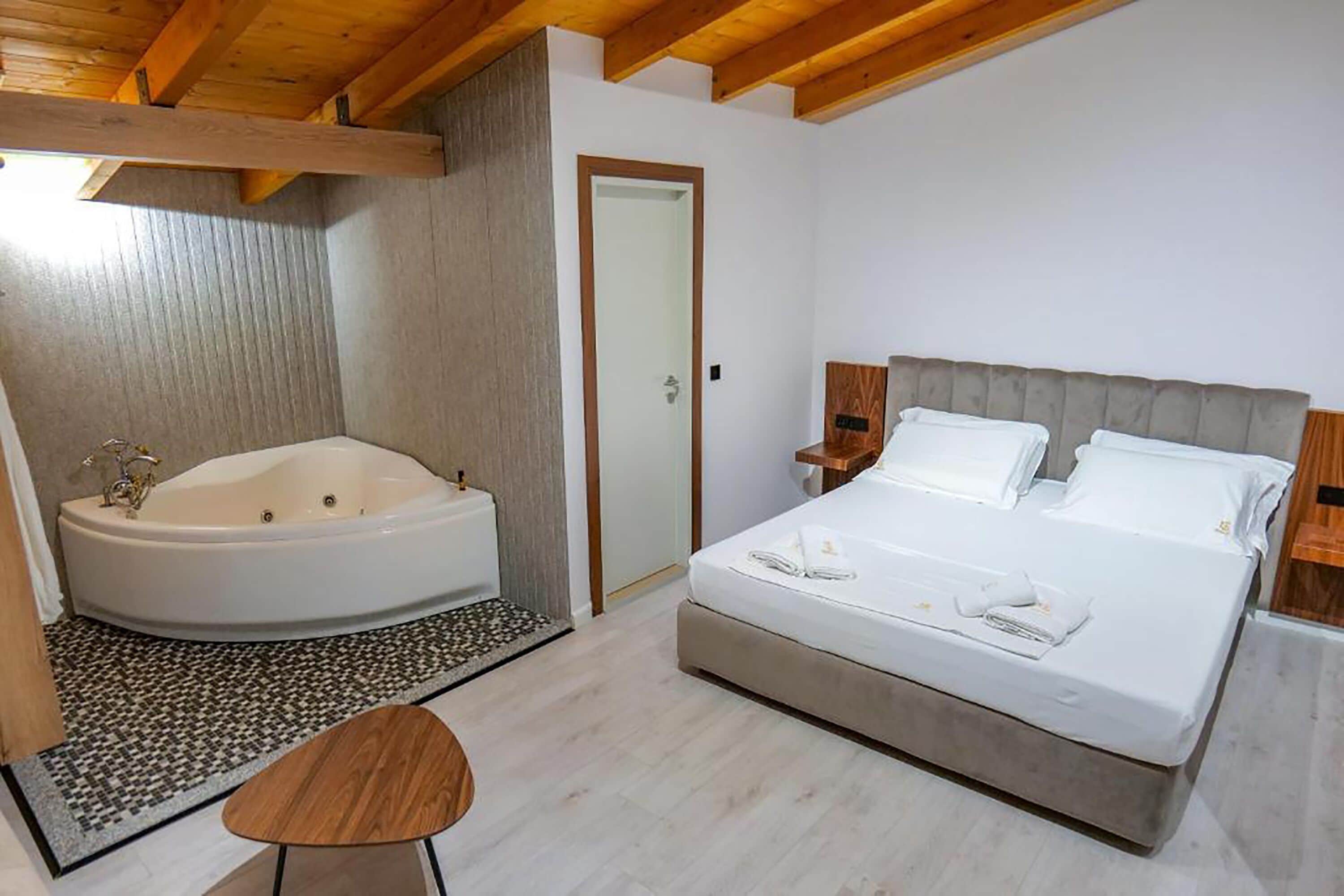 King Room with Spa Bath | Minibar, in-room safe, desk, blackout drapes