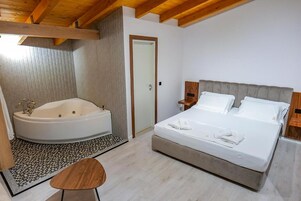 King Room with Spa Bath | Minibar, in-room safe, desk, blackout drapes