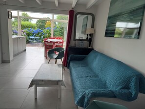 Fernseher, DVD-Player, Tischtennisplatte, Stereoanlage