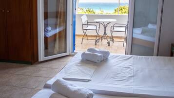 Studio - havsutsikt | 1 sovrum, värdeförvaringsskåp på rummet och skrivbord