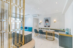 City Apartment, 3 Bedrooms | Living area