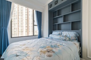 Individueel gedecoreerd, een bureau, een strijkplank/strijkijzer