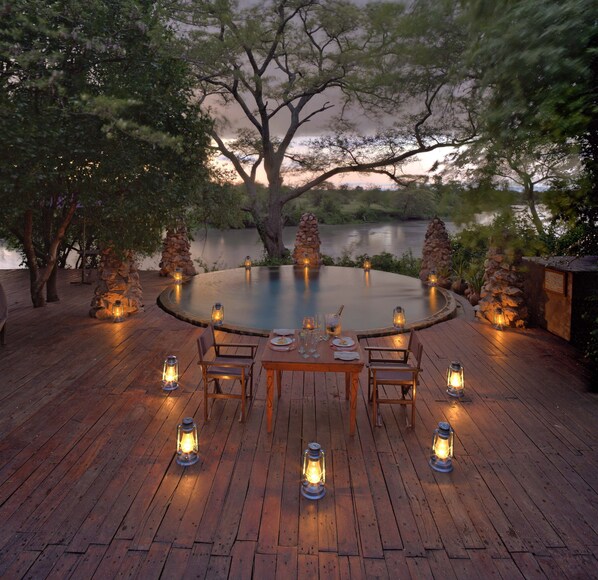 供应早餐、午餐和晚餐,本地与国际菜