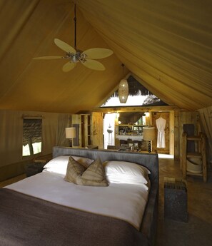 客房, 河景 | 高档床上用品、客房内保险箱、办公桌、免费 WiFi