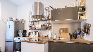 Une cuisine moderne dotée d’appareils électroménagers en acier inoxydable, de plans de travail en bois et d’un four encastré.