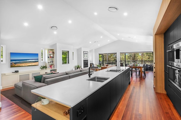 Interior - Hunter Treehouse - Gorgeous golf course getaway, at The Vintage Resort (Rothbury)