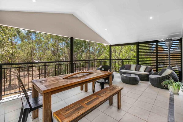 تناول الطعام بالخارج