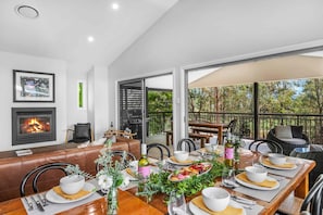 Outdoor dining - Hunter Treehouse - Gorgeous golf course getaway, at The Vintage Resort (Rothbury)