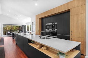 Microwave, oven, stovetop, dishwasher - Hunter Treehouse - Gorgeous golf course getaway, at The Vintage Resort (Rothbury)