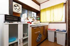 Economy-talo, 2 makuuhuonetta (Townhouse) | Yksityinen keittonurkkaus | Jääkaappi, mikroaaltouuni, liesi, vedenkeitin