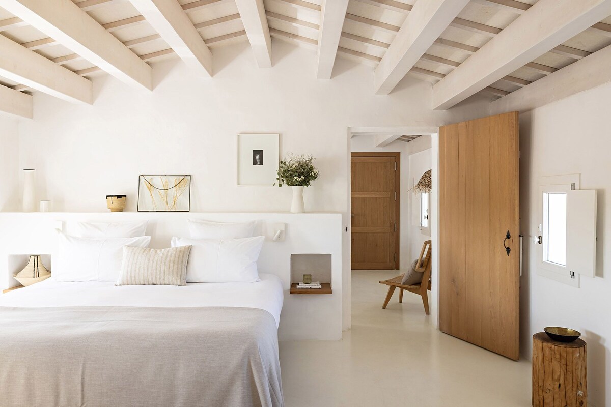 Premium Suite (Torrevella Suite Prestige) | Premium bedding, minibar, in-room safe, desk