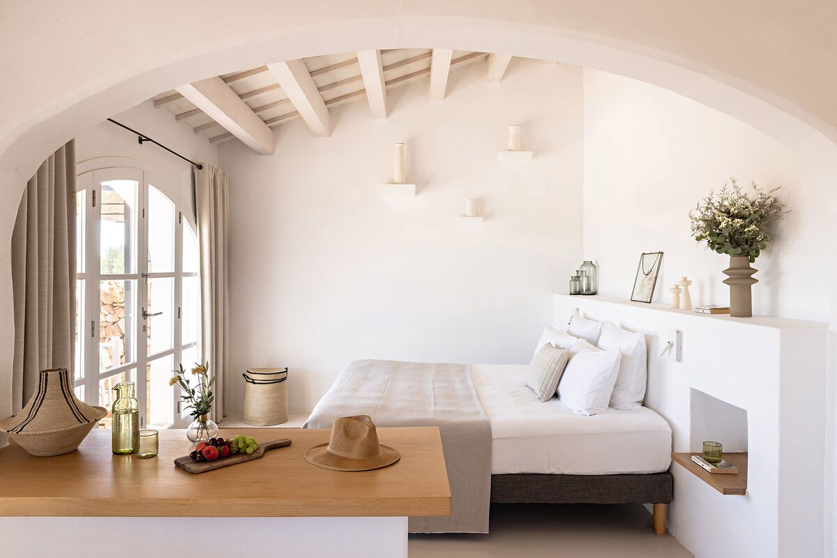 Suite, Private Pool | Premium bedding, minibar, in-room safe, desk